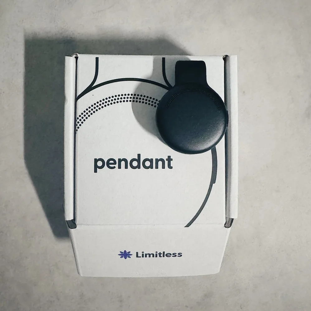 Limitless Pendant - Original physical-device photograph of Limitless Pendant. SmartWearGuide has not hands-on tested this model. Photo credit: Kazushi Oki / 隠岐和史.