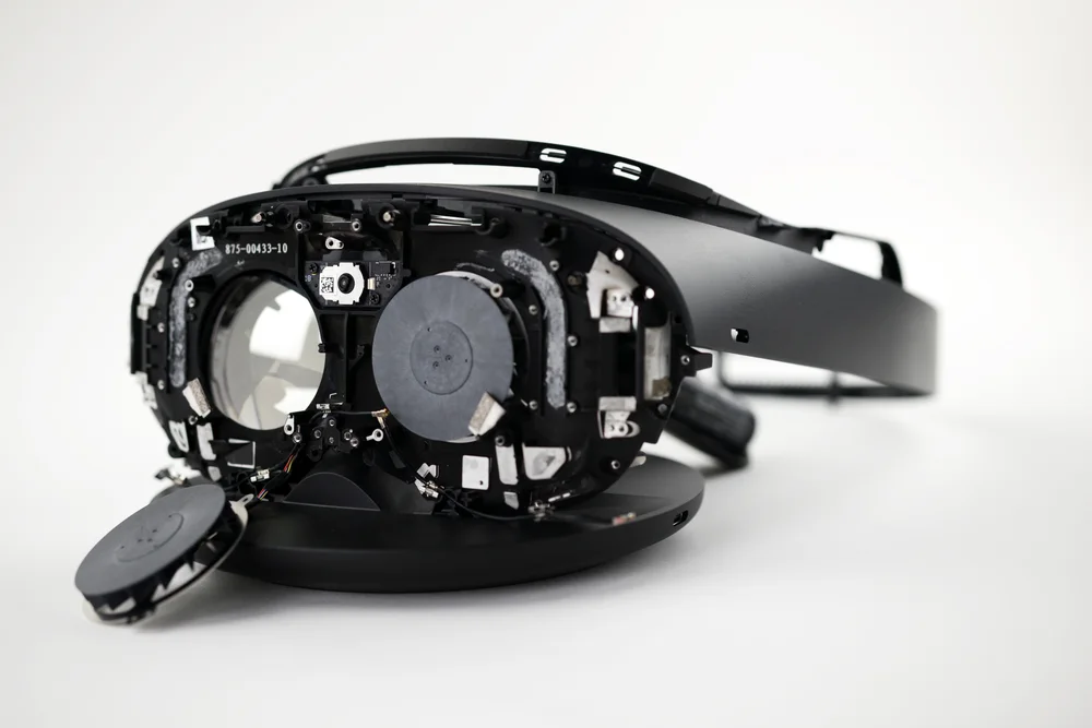 Meta Quest Pro - Original physical-device photograph of Meta Quest Pro. SmartWearGuide has not hands-on tested this model. Photo/source credit: iFixit.